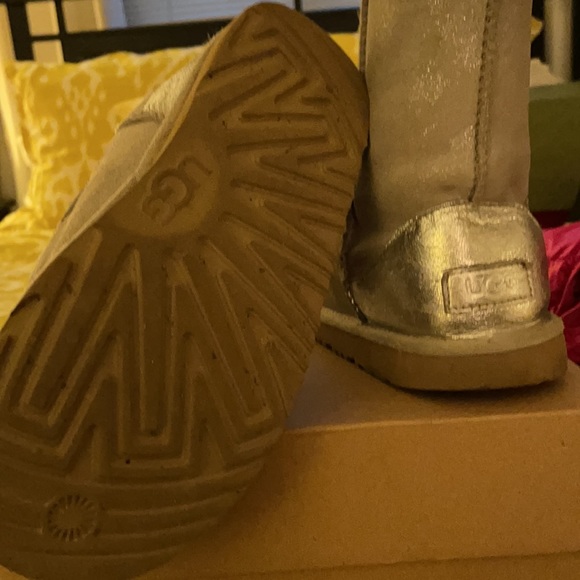 Girls size 3 kids classic shimmer uggs - Picture 3 of 10